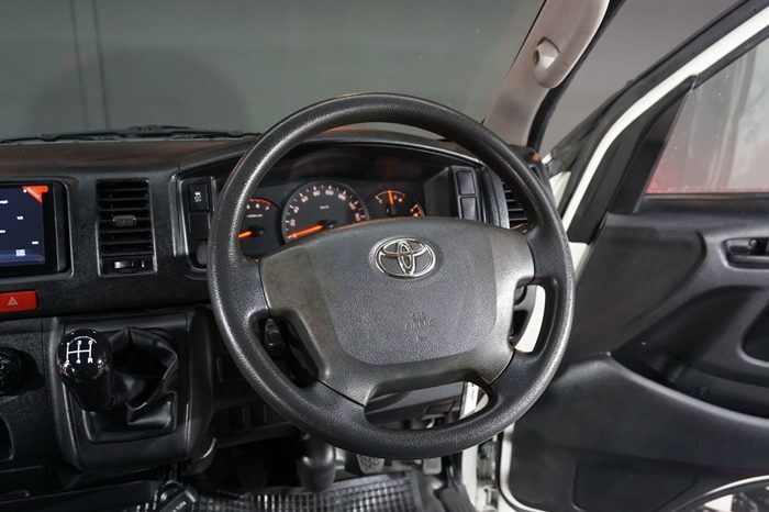 TOYOTA 2WD 2019 2.7 MT COMMUTER WHITE  9793 full
