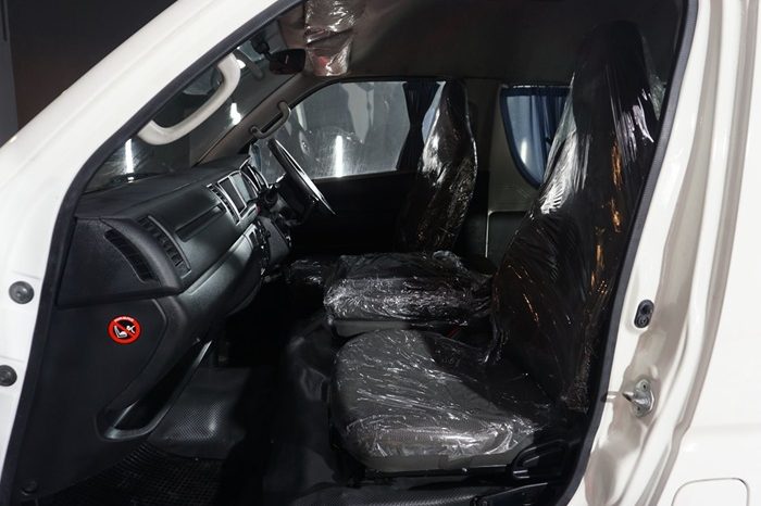 TOYOTA 2WD 2019 2.7 MT COMMUTER WHITE  9793 full