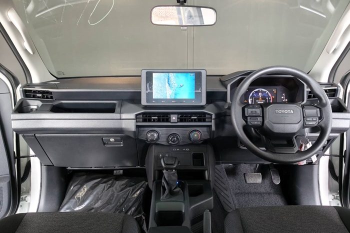 TRAVO SMART PRE 2026 2.8 AT DOUBLE CAB WHITE  01727 full