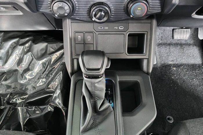 TRAVO SMART PRE 2026 2.8 AT DOUBLE CAB WHITE  01727 full