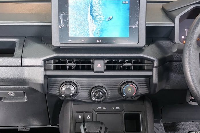 TRAVO SMART PRE 2026 2.8 AT DOUBLE CAB WHITE  01727 full