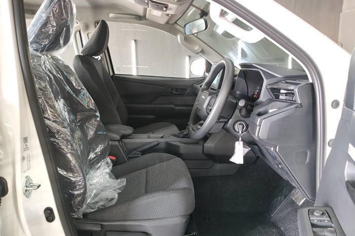 TRAVO SMART PRE 2026 2.8 AT DOUBLE CAB WHITE  01727 full