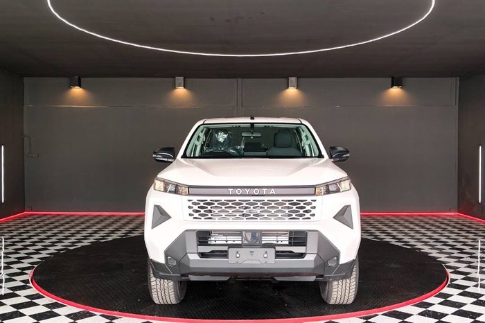 TRAVO SMART PRE 2026 2.8 AT DOUBLE CAB WHITE  01727 full
