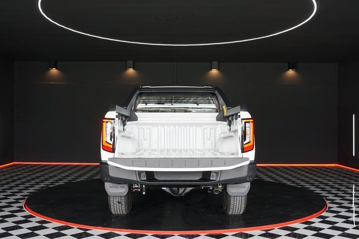 TRAVO OVERLAND PLUS 4WD 2026 2.8 AT DOUBLE CAB WHITE  24275 full