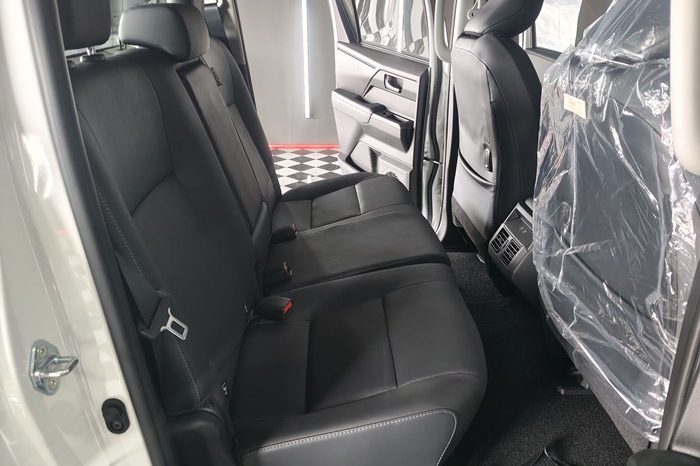 TRAVO OVERLAND PLUS 4WD 2026 2.8 AT DOUBLE CAB WHITE  24275 full