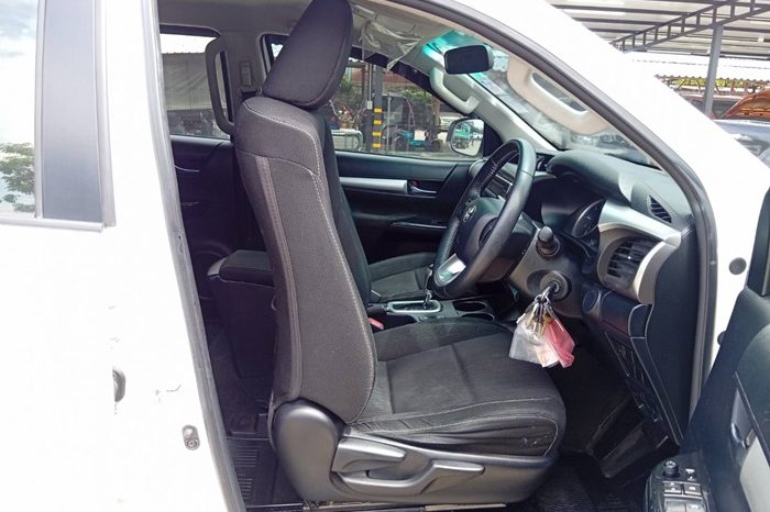 REVO PRE 2019 2.4E AT DOUBLE CAB WHITE  5917 full