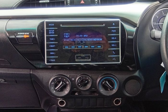REVO PRE 2019 2.4E AT DOUBLE CAB WHITE  5917 full