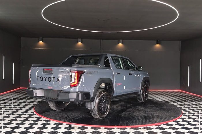 TRAVO OVERLAND PLUS 4WD 2026 2.8 AT DOUBLE CAB GREY  25527 full