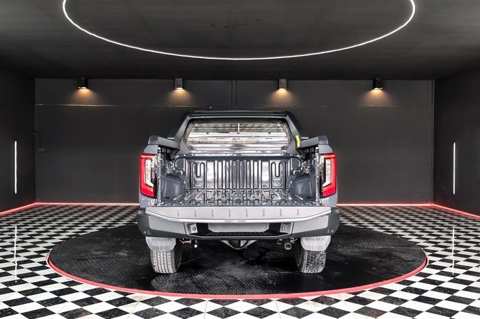 TRAVO OVERLAND PLUS 4WD 2026 2.8 AT DOUBLE CAB GREY  25527 full