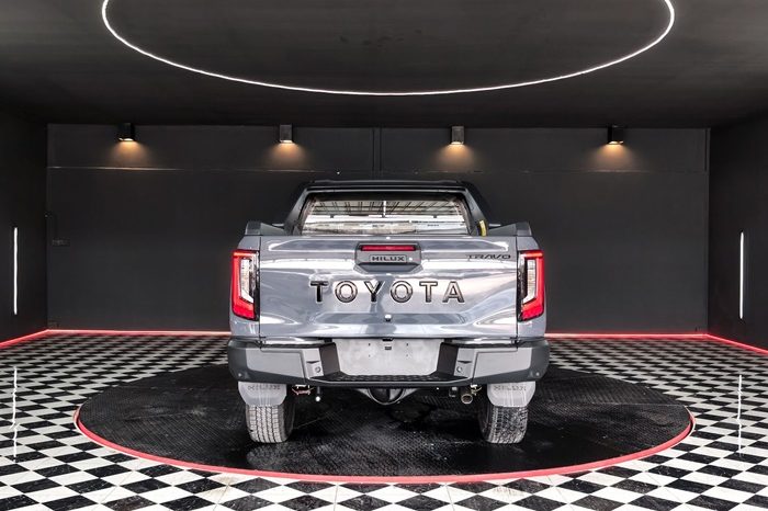 TRAVO OVERLAND PLUS 4WD 2026 2.8 AT DOUBLE CAB GREY  25527 full