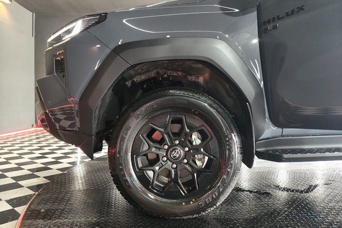 TRAVO OVERLAND PLUS 4WD 2026 2.8 AT DOUBLE CAB GREY  25527 full