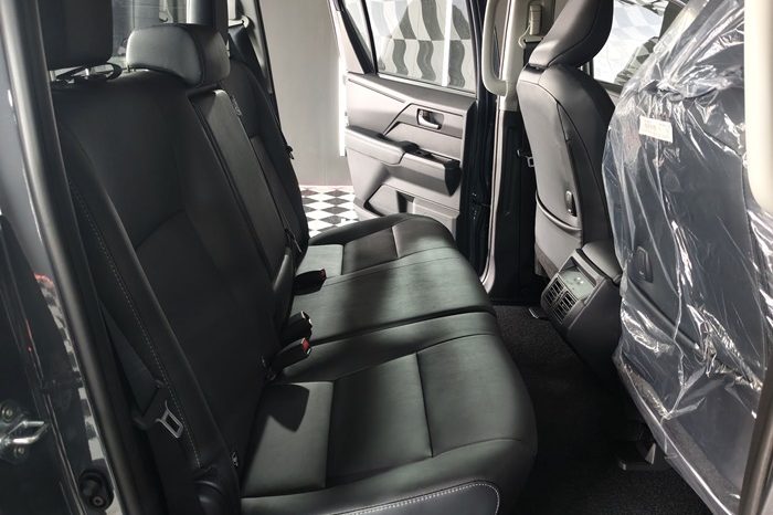 TRAVO OVERLAND PLUS 4WD 2026 2.8 AT DOUBLE CAB GREY  25527 full