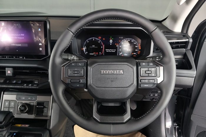 TRAVO OVERLAND PLUS 4WD 2026 2.8 AT DOUBLE CAB GREY  25527 full