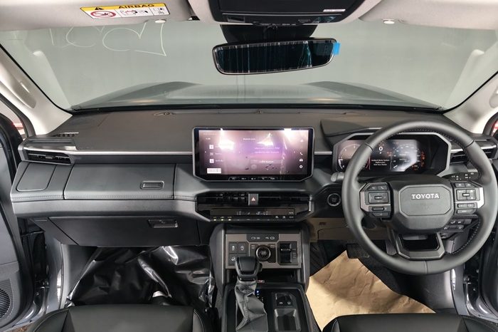 TRAVO OVERLAND PLUS 4WD 2026 2.8 AT DOUBLE CAB GREY  25527 full