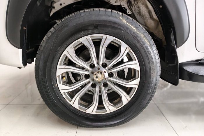 REVO 2WD 2024 2.8J MT STANDARD WHITE  7097 full