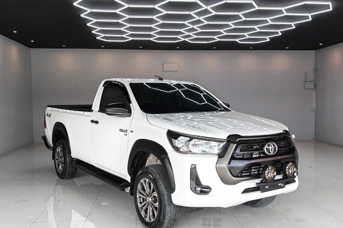 REVO 2WD 2024 2.8J MT STANDARD WHITE  7097 full