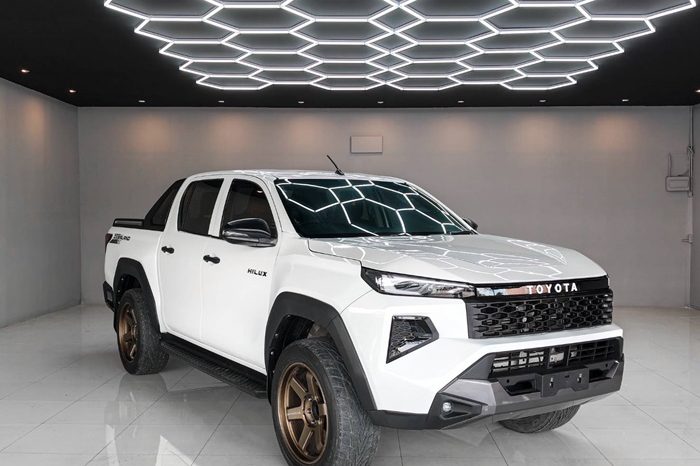 REVO 2WD 2021 2.4 Z EDITION AT DOUBLE CAB WHITE  9344 full