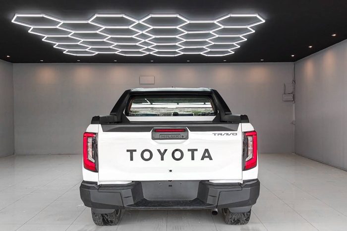 REVO 2WD 2021 2.4 Z EDITION AT DOUBLE CAB WHITE  9344 full