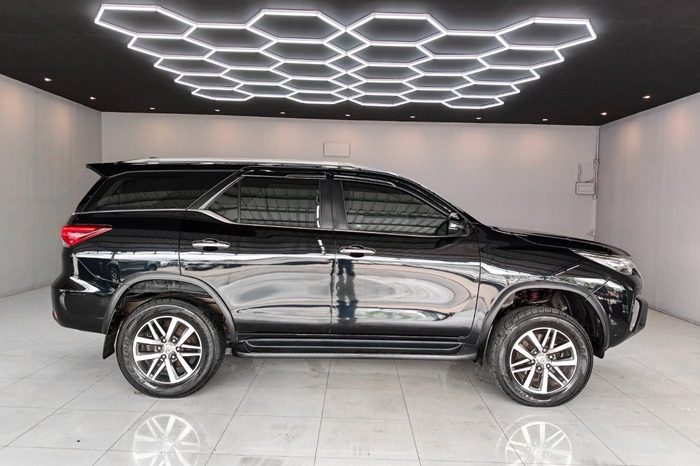 TOYOTA 2WD 2016 2.4V AT FORTUNER BLACK  2270 full