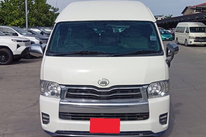 TOYOTA 2WD 2019 3.0 MT COMMUTER WHITE 213 full