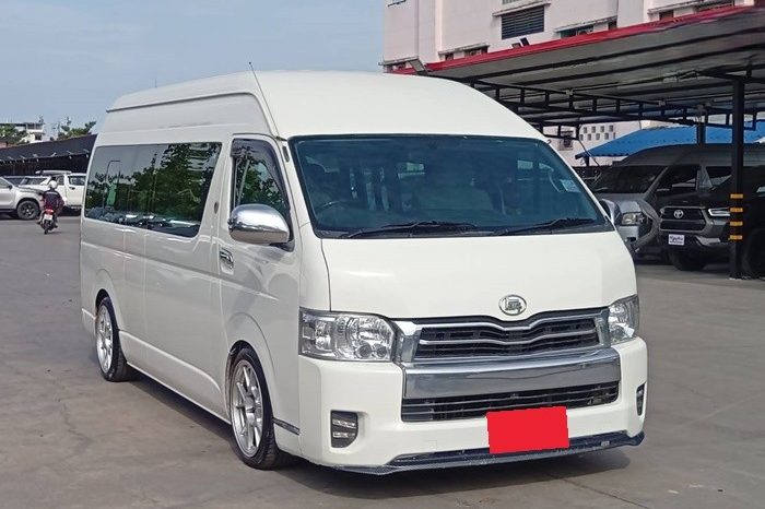 TOYOTA 2WD 2019 3.0 MT COMMUTER WHITE 213 full