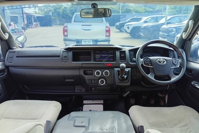TOYOTA 2WD 2019 3.0 MT COMMUTER WHITE 213 full