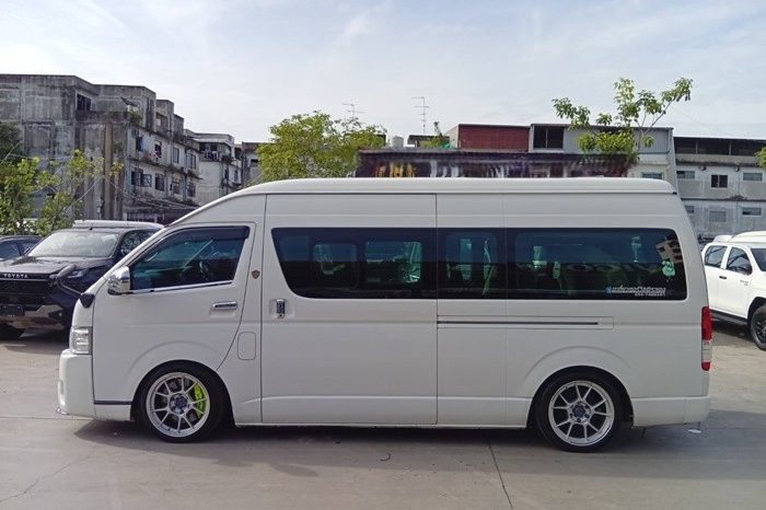 TOYOTA 2WD 2019 3.0 MT COMMUTER WHITE 213 full