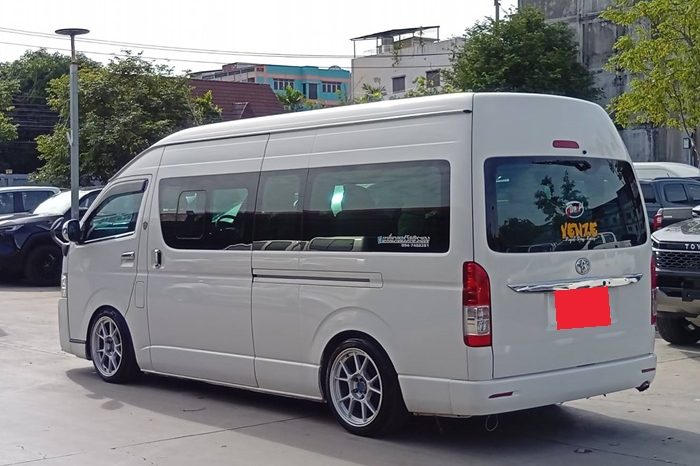 TOYOTA 2WD 2019 3.0 MT COMMUTER WHITE 213 full