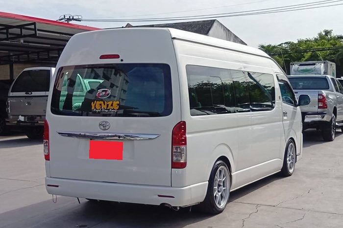 TOYOTA 2WD 2019 3.0 MT COMMUTER WHITE 213 full
