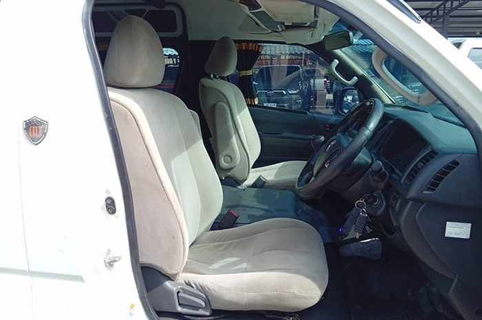 TOYOTA 2WD 2019 3.0 MT COMMUTER WHITE 213 full