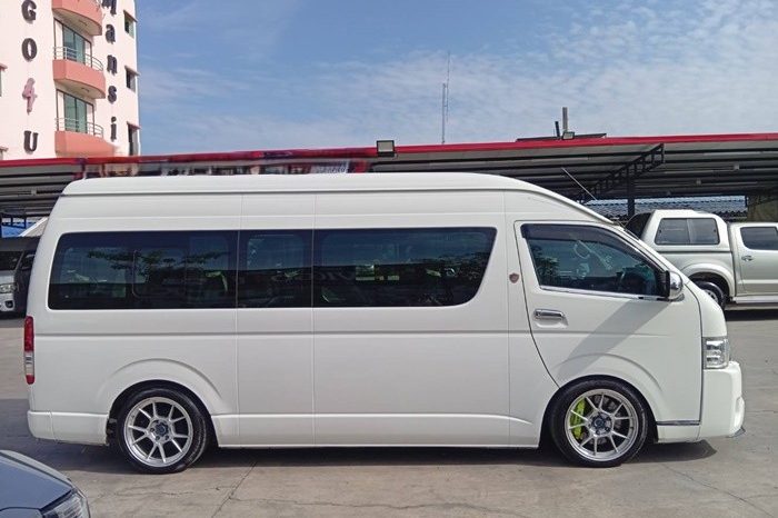 TOYOTA 2WD 2019 3.0 MT COMMUTER WHITE 213 full