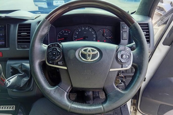 TOYOTA 2WD 2019 3.0 MT COMMUTER WHITE 213 full