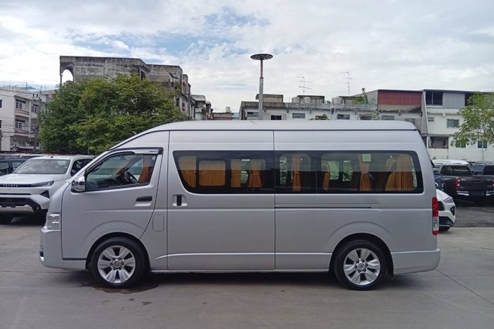 TOYOTA 2WD 2017 3.0 MT COMMUTER SILVER 8039 full