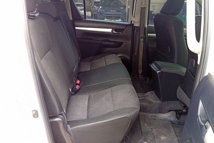 REVO PRE 2019 2.4E AT DOUBLE CAB WHITE  568 full