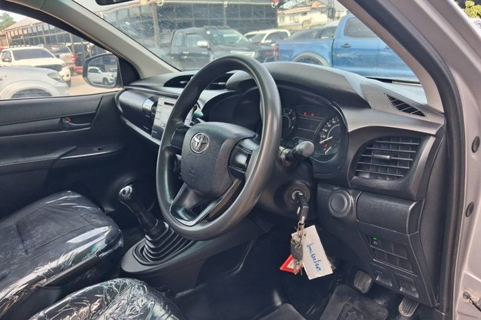 REVO 2WD 2018 2.4J MT STANDARD SILVER  9531 full