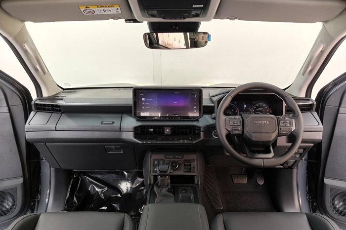 TRAVO OVERLAND PLUS 4WD 2026 2.8 AT DOUBLE CAB GREY  22063 full