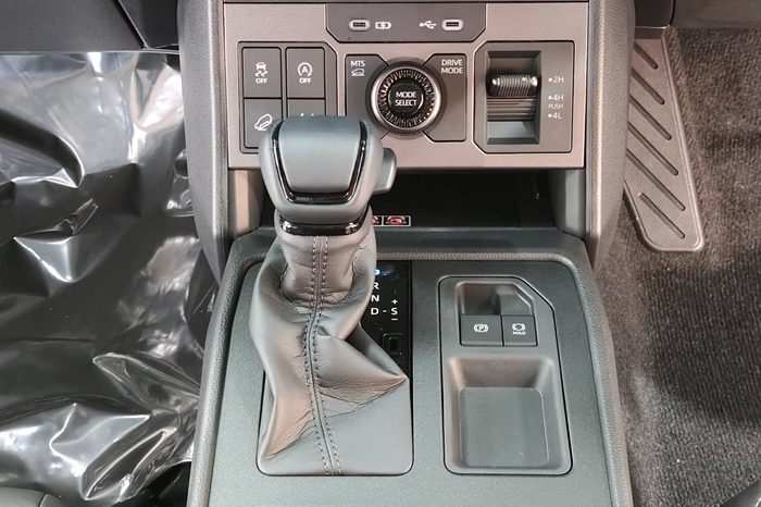 TRAVO OVERLAND PLUS 4WD 2026 2.8 AT DOUBLE CAB GREY  22063 full