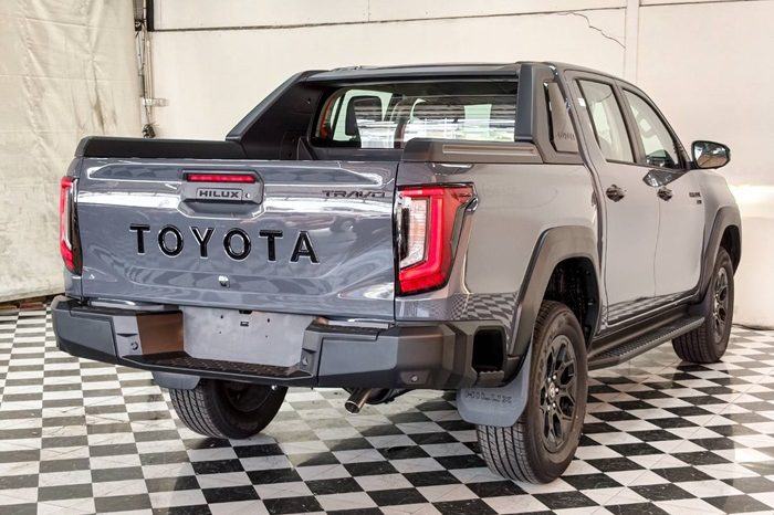 TRAVO OVERLAND PLUS 4WD 2026 2.8 AT DOUBLE CAB GREY  22063 full