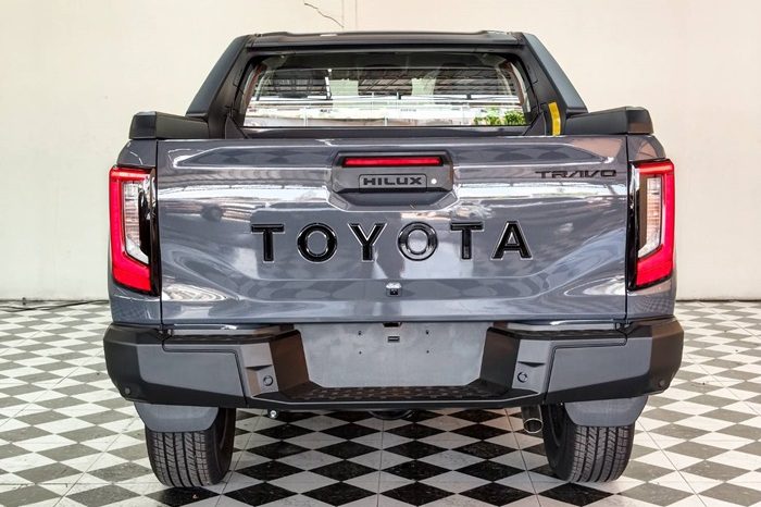 TRAVO OVERLAND PLUS 4WD 2026 2.8 AT DOUBLE CAB GREY  22063 full