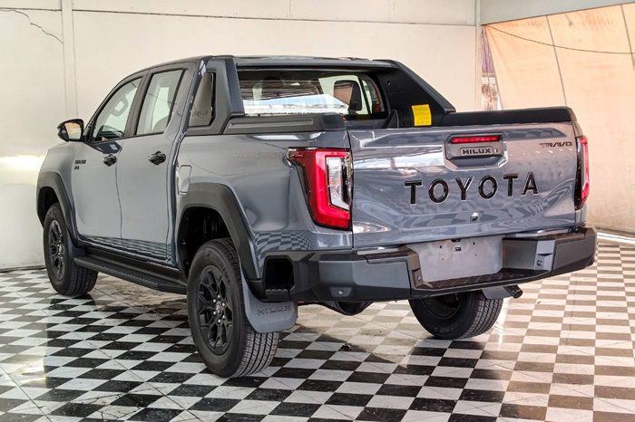 TRAVO OVERLAND PLUS 4WD 2026 2.8 AT DOUBLE CAB GREY  22063 full