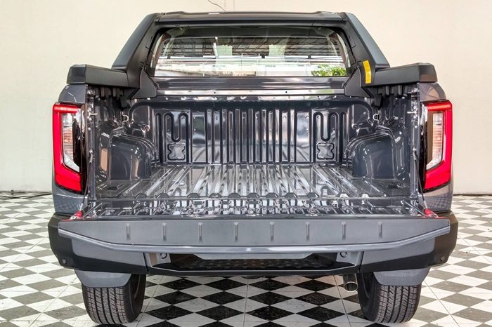 TRAVO OVERLAND PLUS 4WD 2026 2.8 AT DOUBLE CAB GREY  22063 full