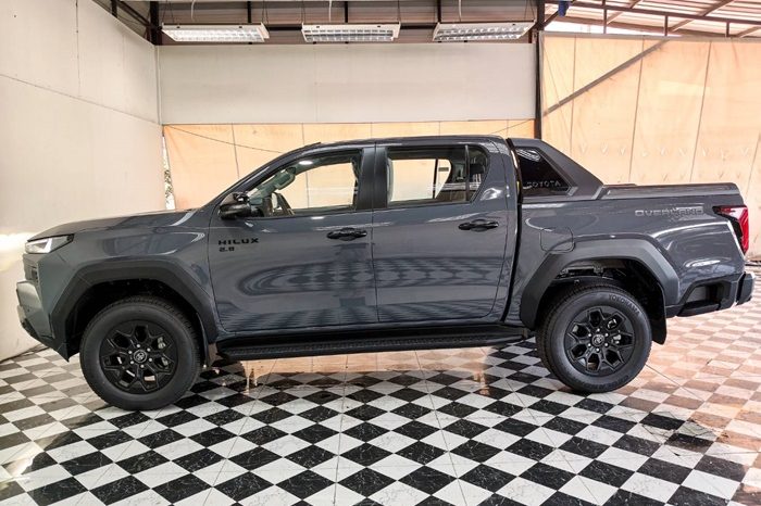 TRAVO OVERLAND PLUS 4WD 2026 2.8 AT DOUBLE CAB GREY  22063 full