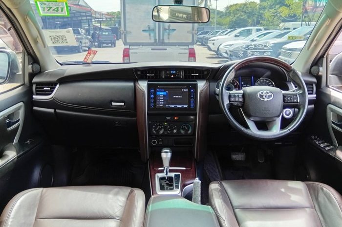 TOYOTA 2WD 2020 2.4V AT FORTUNER SILVER  6838 full