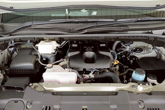 TOYOTA 2026 2WD 2.8 AT COMMUTER SILVER 45729 full