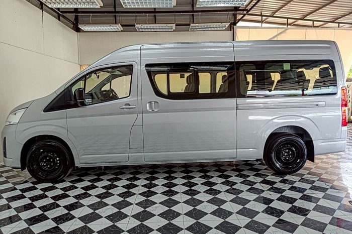 TOYOTA 2026 2WD 2.8 AT COMMUTER SILVER 45729 full