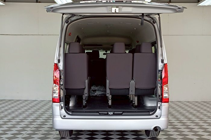 TOYOTA 2026 2WD 2.8 AT COMMUTER SILVER 45729 full