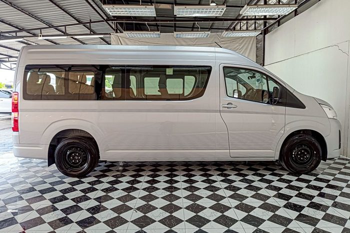 TOYOTA 2026 2WD 2.8 AT COMMUTER SILVER 45729 full