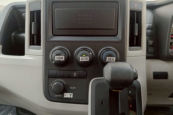 TOYOTA 2026 2WD 2.8 AT COMMUTER SILVER 45729 full
