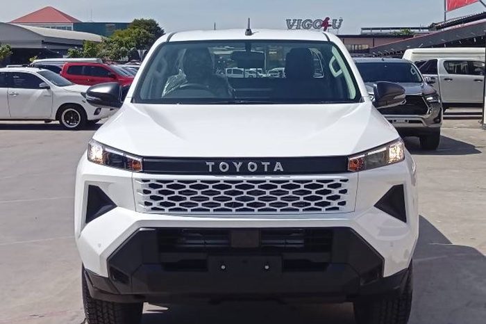 TRAVO SMART PRE 2026 2.8 AT DOUBLE CAB WHITE  800648 full