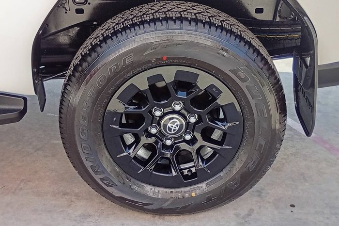 TRAVO SMART PRE 2026 2.8 AT DOUBLE CAB WHITE  800648 full